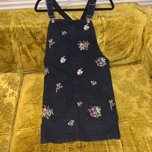 TOPSHOP denim dress! With floral details. Has pockets🌷🌷💐💐🌾